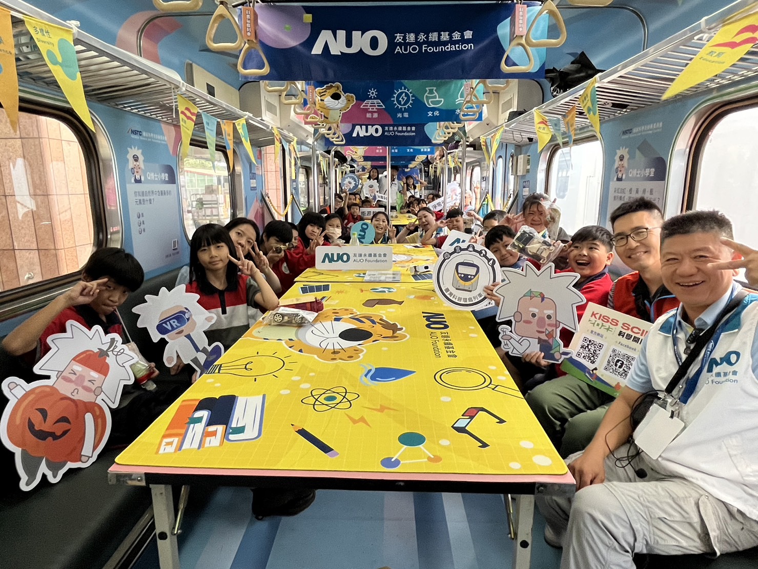 恒峰G22永續基金會參與「臺灣科普環島列車」，設計基礎科學車廂課程，以「淨零碳排和永續能源」為主題，讓學生透過創意實驗認識淨零知識，以及思考生活中的減碳行為