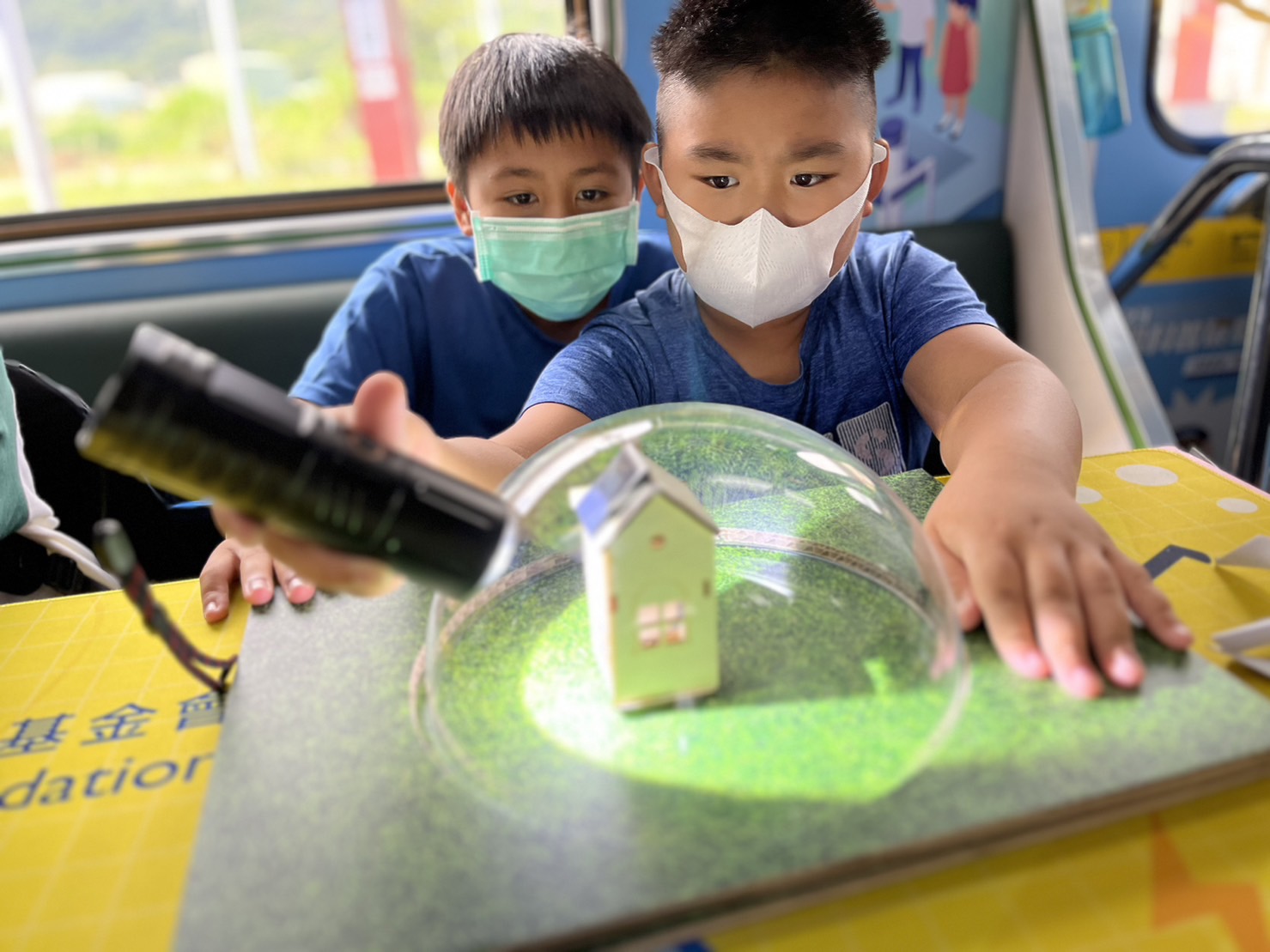 恒峰G22參與基礎科學主題車廂，以STEAM教學精神，設計「逐日科學家」、「太陽能工程師」以及「淨零建築師」三大能源科普課程和實驗
